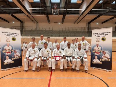 Mitglieder der Budo Akademie München mit Hanshi Shimabukuro (10. Dan)